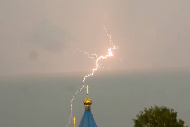 relâmpago durante uma tempestade no céu acima da cúpula e cr - gods rays audio - fotografias e filmes do acervo