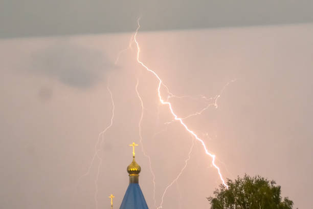 молния во время грозы в небе над куполом и кр - television tower flash стоковые фото и изображения