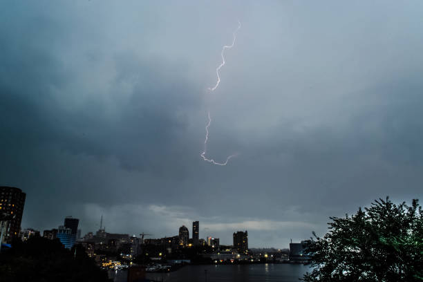 молния во время грозы в небе. природное явление - television tower flash стоковые фото и изображения