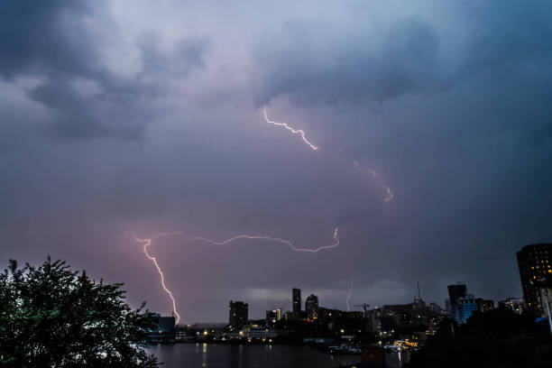 молния во время грозы в небе. природное явление - television tower flash стоковые фото и изображения