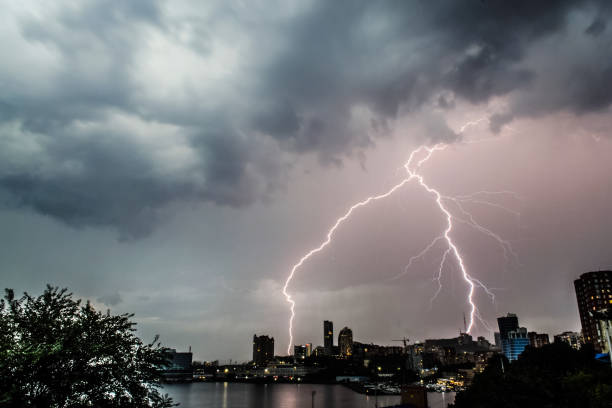 молния во время грозы в небе. природное явление - television tower flash стоковые фото и изображения