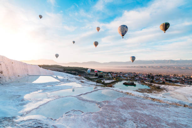 mongolfiere in piscine in travertino terrazze calcaree all'alba a pamukkale, denizli - hot air balloon landscape sunrise mountain foto e immagini stock