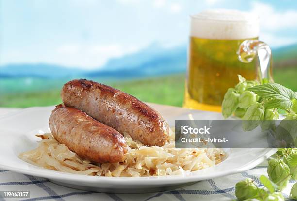 Salchichas A La Parrilla Y Cerveza Foto de stock y más banco de imágenes de Alimento - Alimento, Asado - Alimento cocinado, Bebida alcohólica