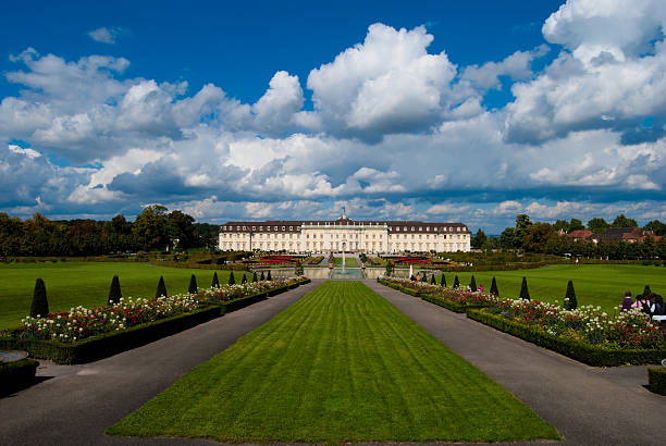 istock Road to the royal palace 119463274