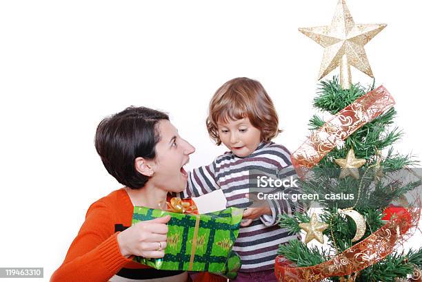 Regalo De Navidad Foto de stock y más banco de imágenes de Adorno de navidad - Adorno de navidad, Adulto, Agarrar