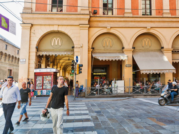 イタリア・ボローニャにあるマクドナルドのレストラン。 - mcdonalds french fries branding sign ストックフォトと画像