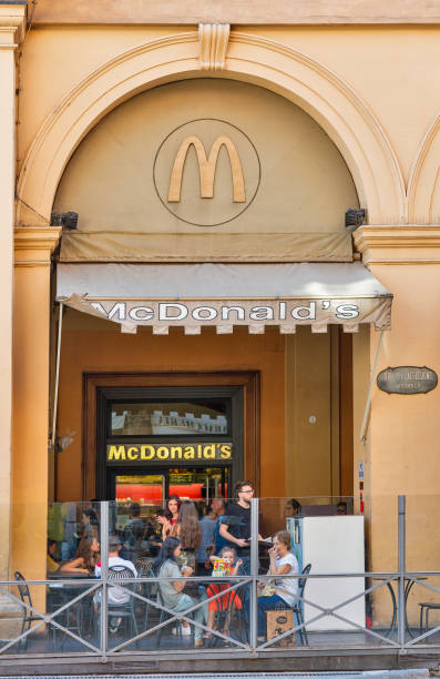 restaurant mcdonald's à bologne, italie. - mcdonalds french fries branding sign photos et images de collection