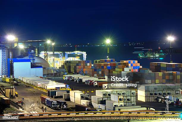 Foto de Porto De Armazém Com Cargas E Recipientes e mais fotos de stock de Armazém - Armazém, Caminhão, Contêiner de carga