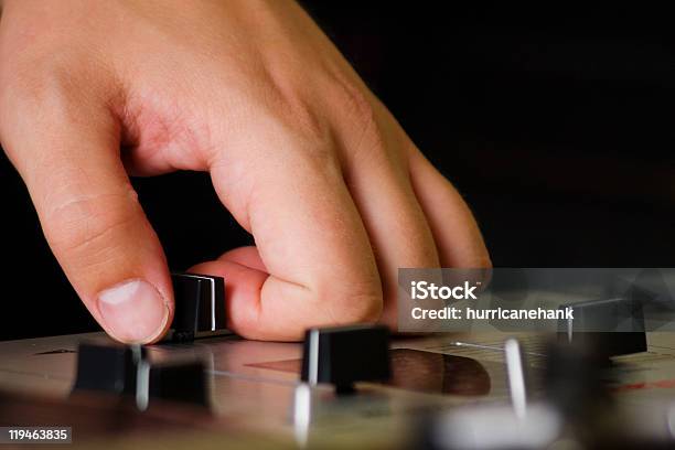 Hand Von Einem Dj Einstellen Der Crossfader Stockfoto und mehr Bilder von Anpassen - Anpassen, Audiozubehör, Ausrüstung und Geräte