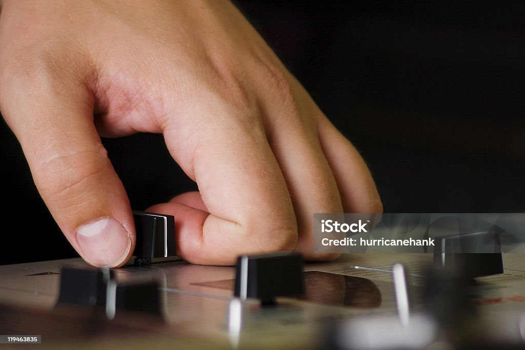 Mano de un dj ajustar el crossfader - Foto de stock de Ajustar libre de derechos