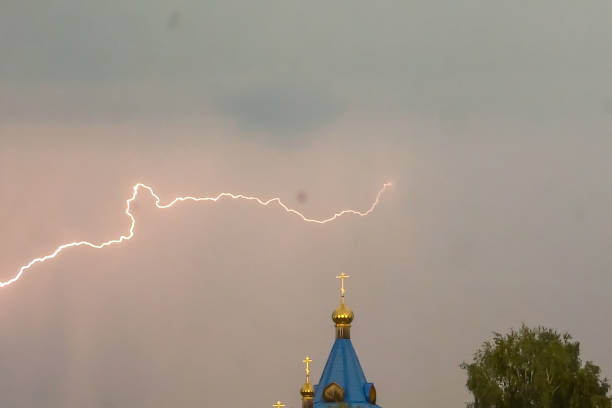 молния во время грозы в небе над куполом и кр - television tower flash стоковые фото и изображения