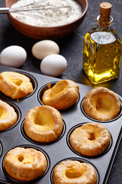 pudines de yorkshire recién horneados - yorkshire pudding fotografías e imágenes de stock