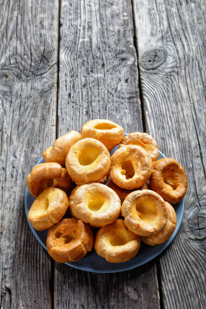 pudines de yorkshire recién horneados - yorkshire pudding fotografías e imágenes de stock