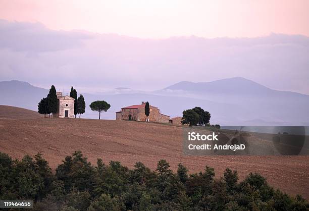 Photo libre de droit de Cappella Di Vitaleta Toscane Italie banque d'images et plus d'images libres de droit de Agriculture - Agriculture, Arbre, Automne