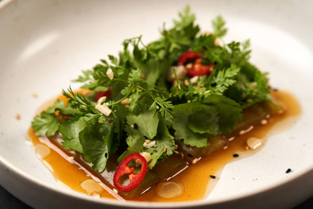 smashed cucumbers plate with red chili pepper garlic parsley and vegetable oil - sesame cooking oil premium organic imagens e fotografias de stock