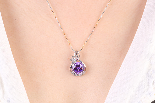White gold pendant with rose violet amethyst.