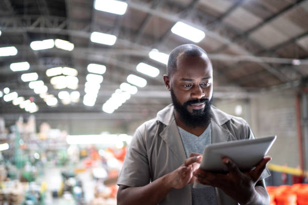 focused manager za pomocą tabletu cyfrowego w fabryce - engineer manufacturing occupation manual worker factory zdjęcia i obrazy z banku zdjęć