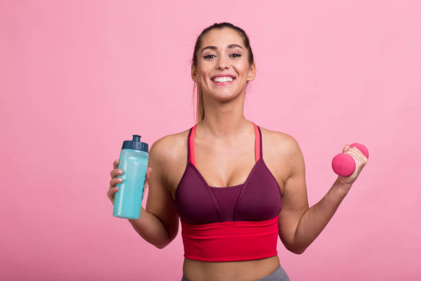 kobieta pokazująca siłę - exercising sensuality water bottle relaxation exercise zdjęcia i obrazy z banku zdjęć