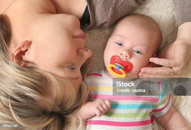 구슬눈꼬리 및 자신의 어린 아기 2명에 대한 스톡 사진 및 기타 이미지 - 2명, 가족, 귀여운