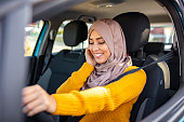 sch%C3%B6ne frau mit hijab fahren ein auto sch%C3%B6ne frau mit hijab fahren ein auto