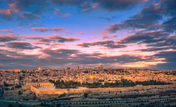 jerusalem at dawn - jerusalem israel skyline panoramic imagens e fotografias de stock