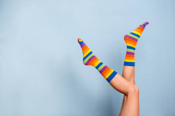 jambes dans des chaussettes drôles - bi sexual photos et images de collection