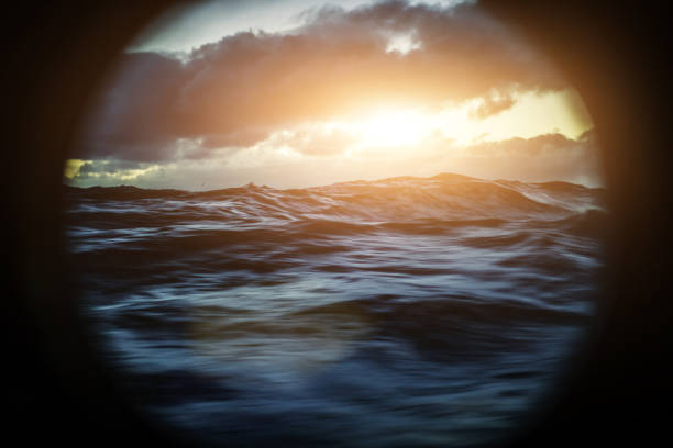 desde la ventana del ojo de buey de un barco al atardecer - ship storm passenger ship sea fotografías e imágenes de stock