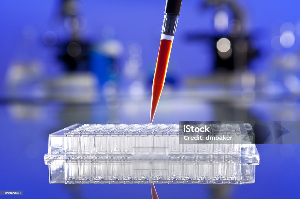 Pipeta & Cell bandeja em um laboratório de pesquisa científica - Foto de stock de Analisar royalty-free