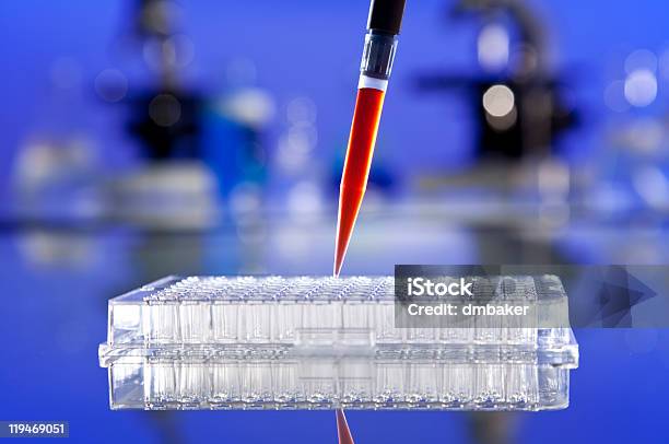 Foto de Pipeta Cell Bandeja Em Um Laboratório De Pesquisa Científica e mais fotos de stock de Analisar