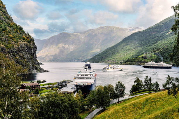 piękna sceneria ze statkami wycieczkowymi w fiordach norwegii - flam zdjęcia i obrazy z banku zdjęć