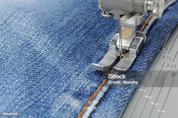 Foto de Máquina De Costura e mais fotos de stock de Máquina de Costura - Máquina de Costura, Jeans - Calça Comprida, Costurar