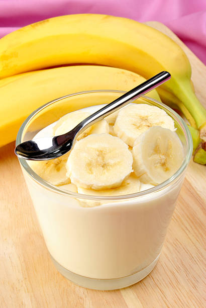 Cтоковое фото В некоторых органических банан с естественным йогурта
