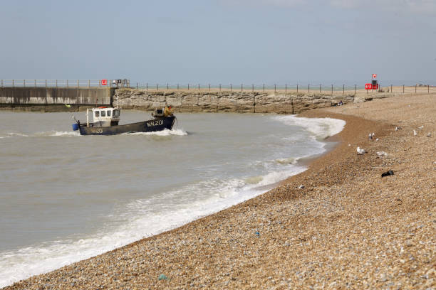 peschereccio sulla spiaggia di hastings kent inghilterra - fishing boat trawler nautical vessel hastings england foto e immagini stock