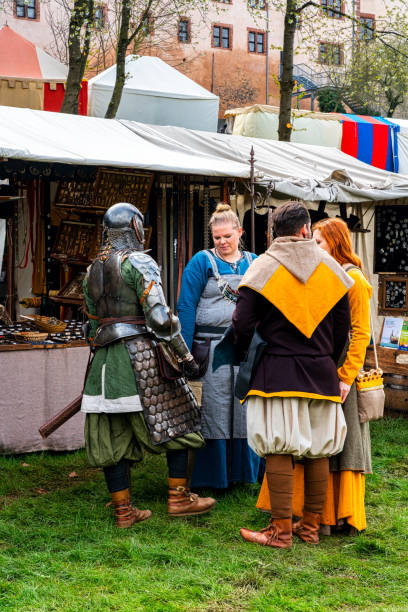 o mercado histórico de páscoa em ronneburg é um evento de reconstituição histórica e inclui um mercado de artesanato com participantes vestidos no período - medieval market - fotografias e filmes do acervo