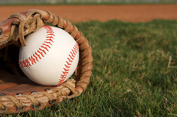 Beisebol em uma luva - fotografia de stock