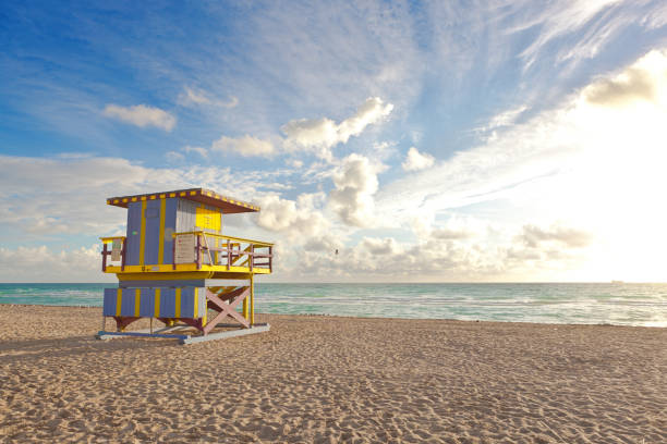 salva-vidas lookout post em tropical beach, em miami florida, eua - tower florida protection travel - fotografias e filmes do acervo