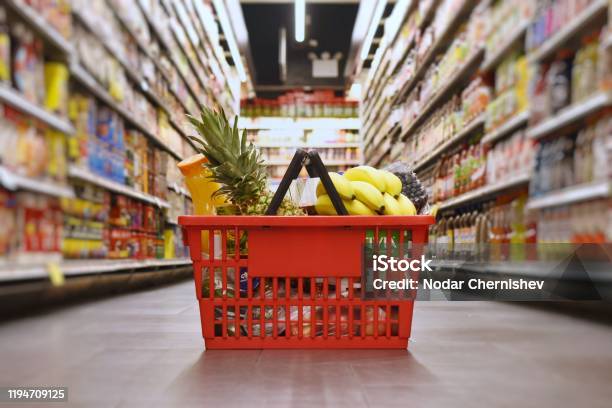 Lebensmitteleinkauf Stockfoto und mehr Bilder von Supermarkt - Supermarkt, Supermarkt-Einkäufe, Einkaufen