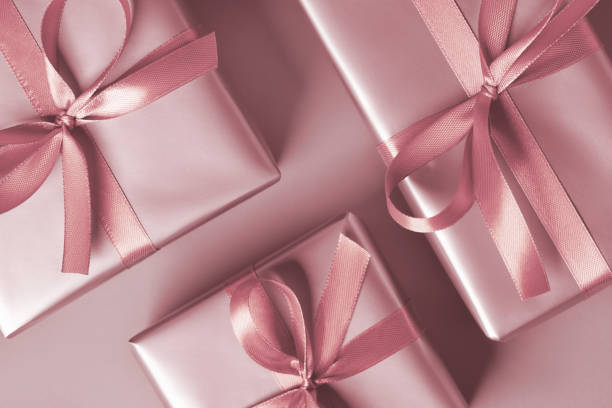 różowe pudełka na prezenty na różowym tle - gift pink box gift box zdjęcia i obrazy z banku zdjęć