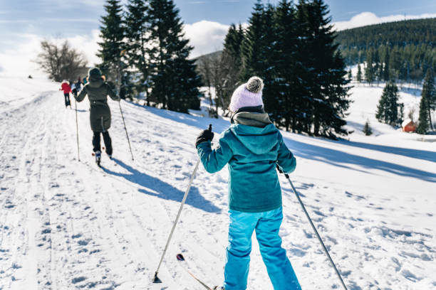 семья на лыжах походы в снежном форрест - panoramic child scenics forest стоковые фото и изображения