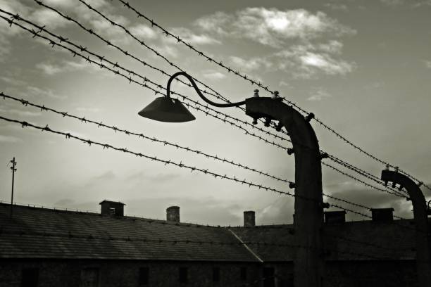 cerca del campo de concentración de auschwitz-birkenau. - birkenau fotografías e imágenes de stock