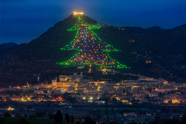 der berühmte gubbio-weihnachtsbaum, der größte weihnachtsbaum der welt. provinz perugia, umbrien, italien. - tourism panoramas winter travel locations stock-fotos und bilder