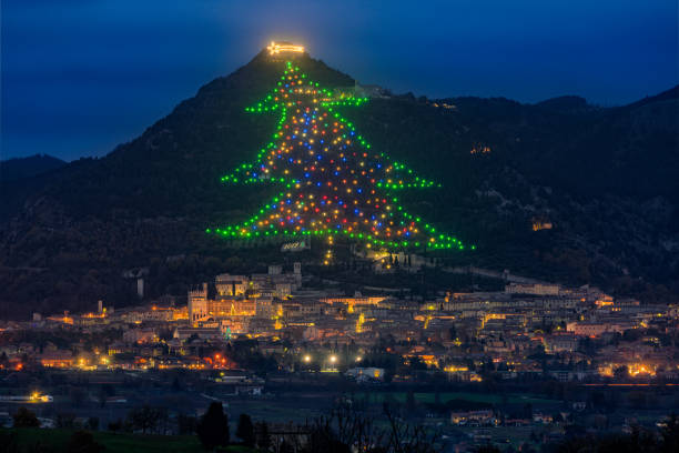 il famoso albero di natale di gubbio, il più grande albero di natale del mondo. provincia di perugia, umbria, italia. - town village hill panoramic foto e immagini stock