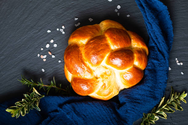 hausgemachte lebensmittel konzept frisch gebackenbrot geflochten challah oder brioche auf schwarzem schieferstein mit kopierplatz - hanukkah loaf of bread food bread stock-fotos und bilder