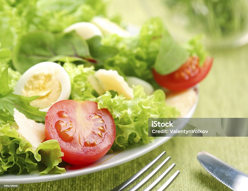 新鮮なサラダ、トマトとウズラの卵。 - カラー画像のロイヤリティフリーストックフォト