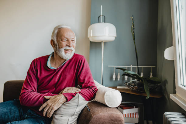 retrato de hombres mayores en casa - sofa men adult aging process fotografías e imágenes de stock