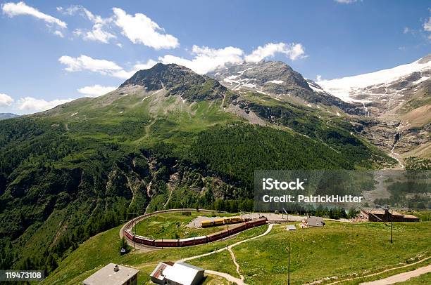 Montana Grüm Foto de stock y más banco de imágenes de Montaña - Montaña, Alpes Europeos, Estación de tren