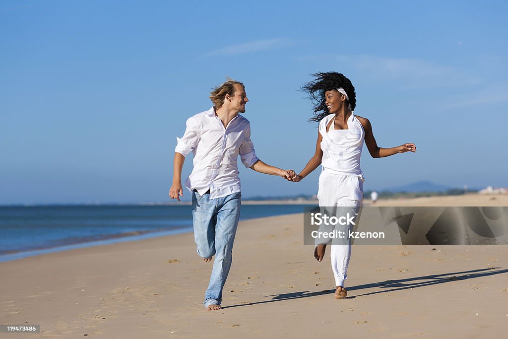 Couple marche et de jogging sur la plage - Photo de Activité de loisirs libre de droits