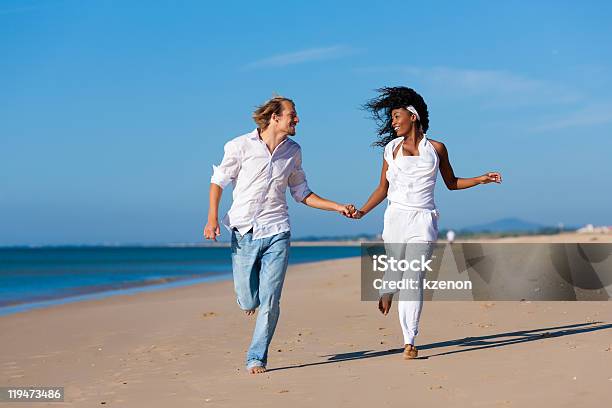 Photo libre de droit de Couple Marche Et De Jogging Sur La Plage banque d'images et plus d'images libres de droit de Activité de loisirs - Activité de loisirs, Adulte, Amour