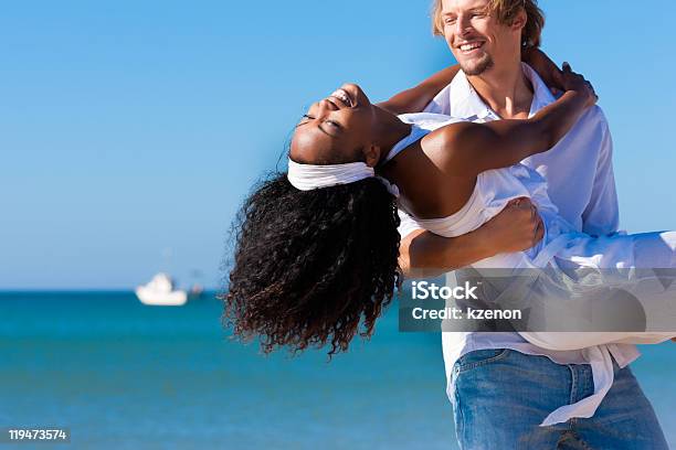 Homem Levar Sua Esposa Na Praia - Fotografias de stock e mais imagens de Praia - Praia, Casal, Grupo multiétnico