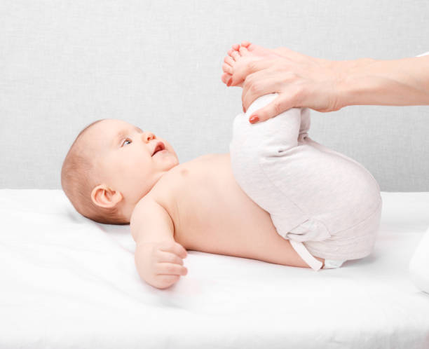 小児科クリニックで脚のマッサージを受ける小さな赤ちゃん - reflexology massaging recovery sport ストックフォトと画像